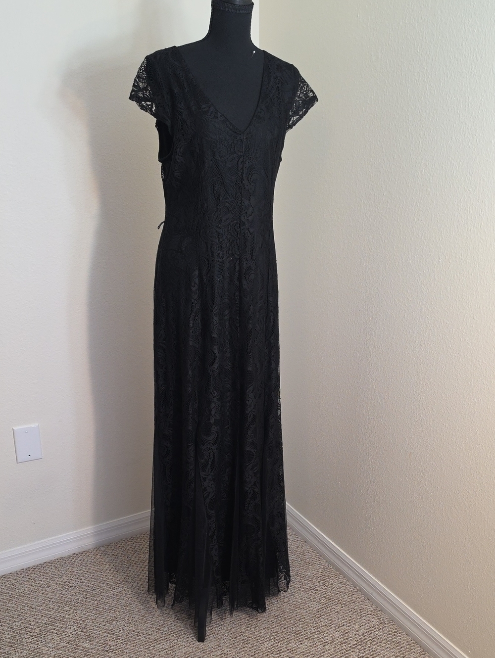 Lace V-Neck Maxi Dress | Black | Size L